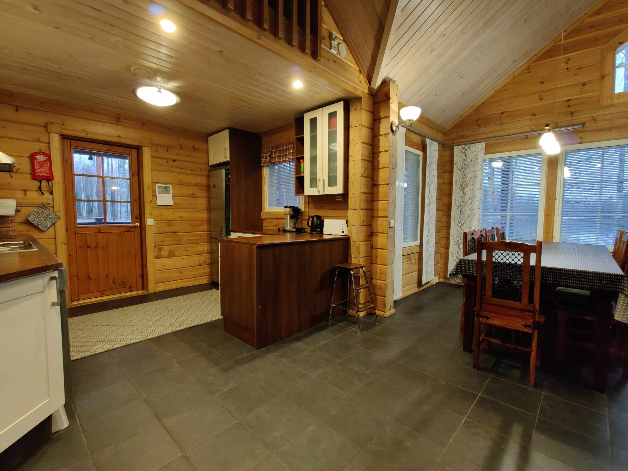 Emälampi keittiö-olohuone