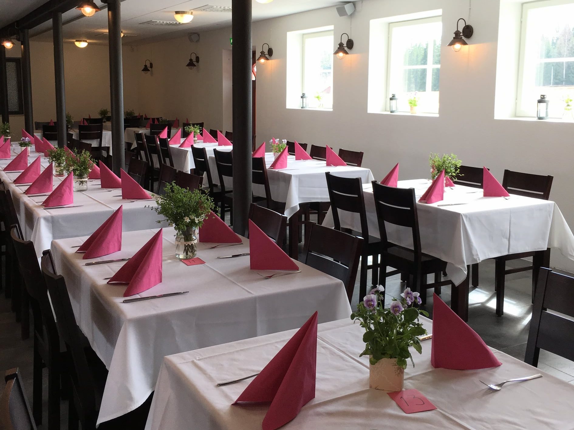 Juhlatila Hämeenlinna. Könnölän juhlatila toimii vanhassa navetassa. Meillä järjestätä häät, muistotilaisuudet, ylioppilasjuhlat, rippijuhlat, valmistujaiset, syntymäpäivät ja muut perhejuhlat.