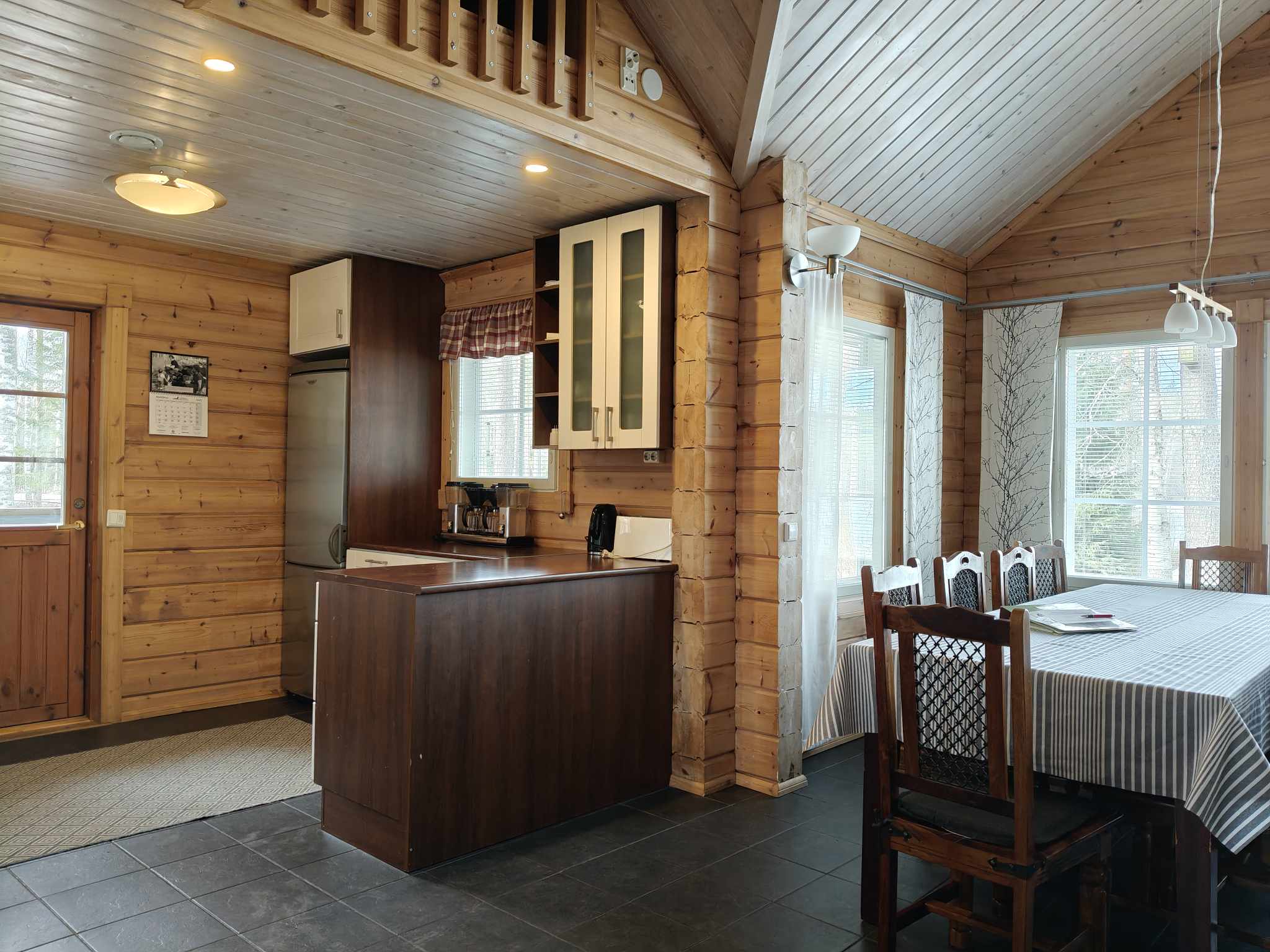 Villa Emälampi keittiö ja ruokailutila