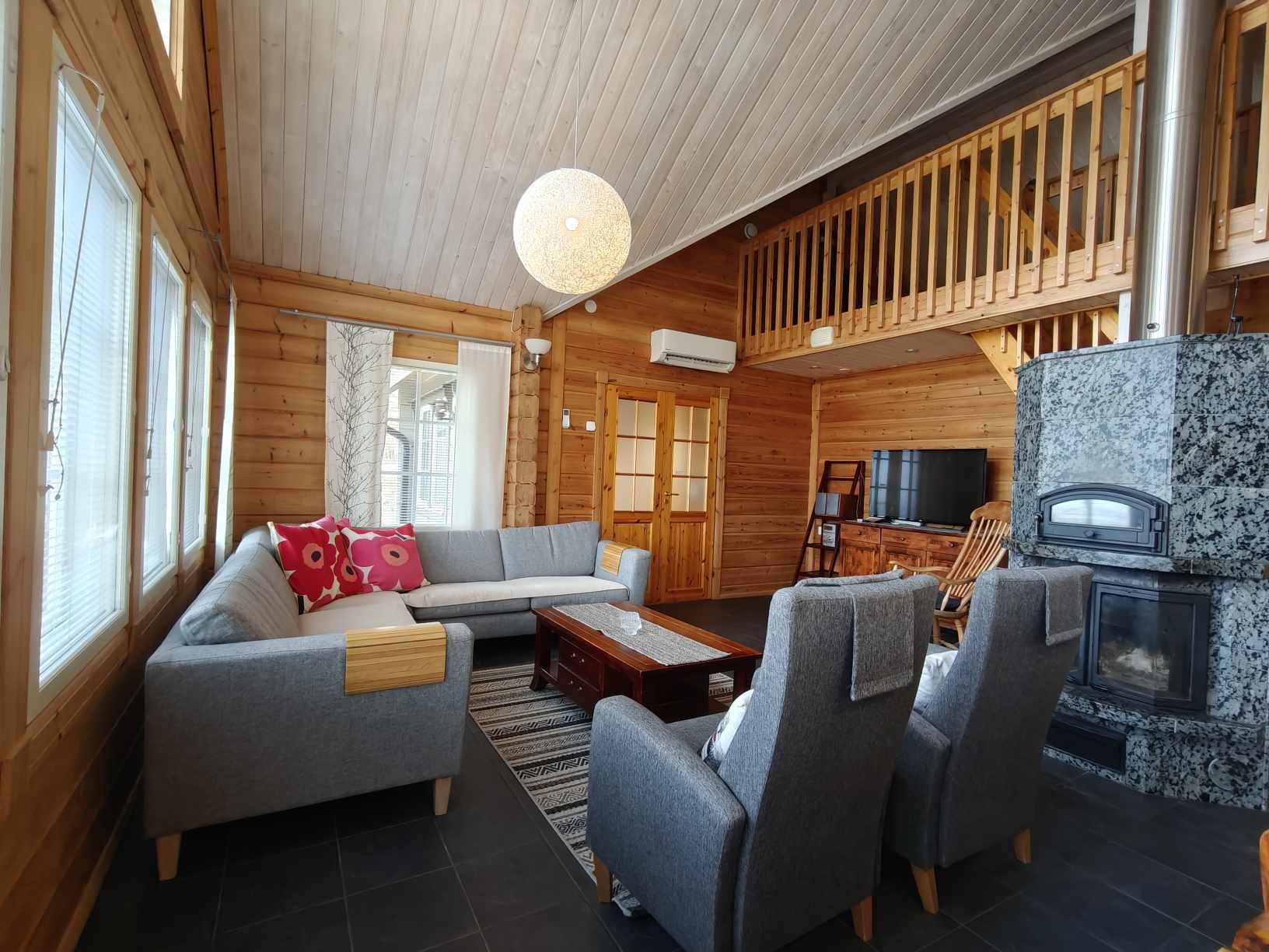 Villa Emälampi oleskelutilat ja takka