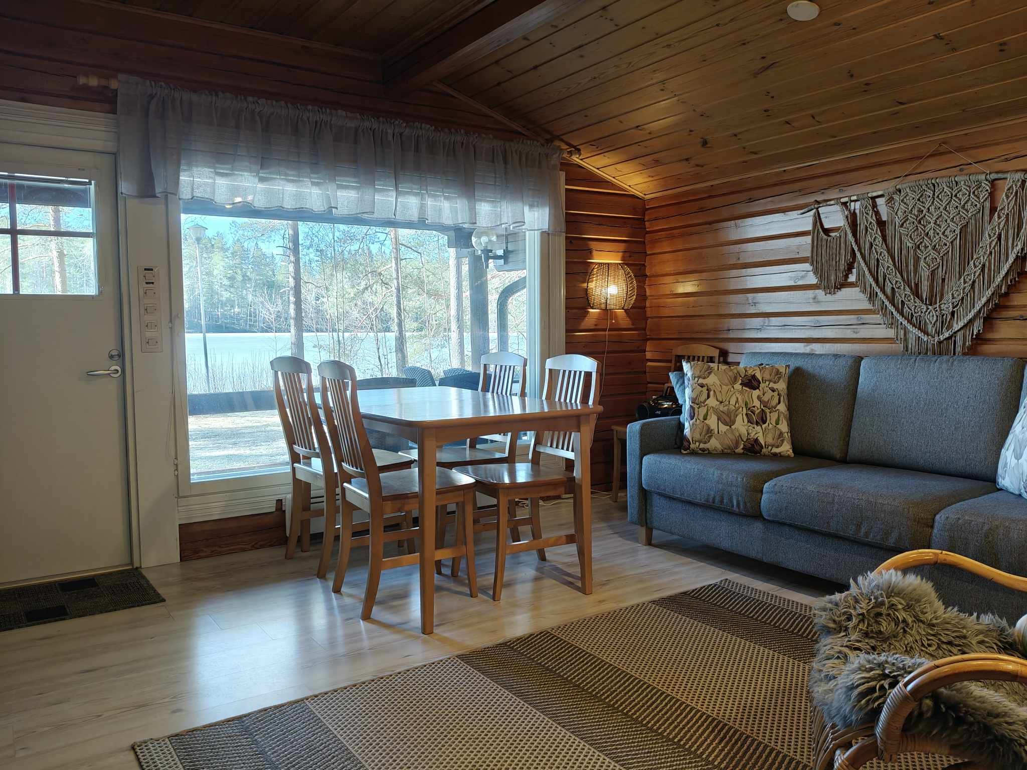 HautalampiB olohuone