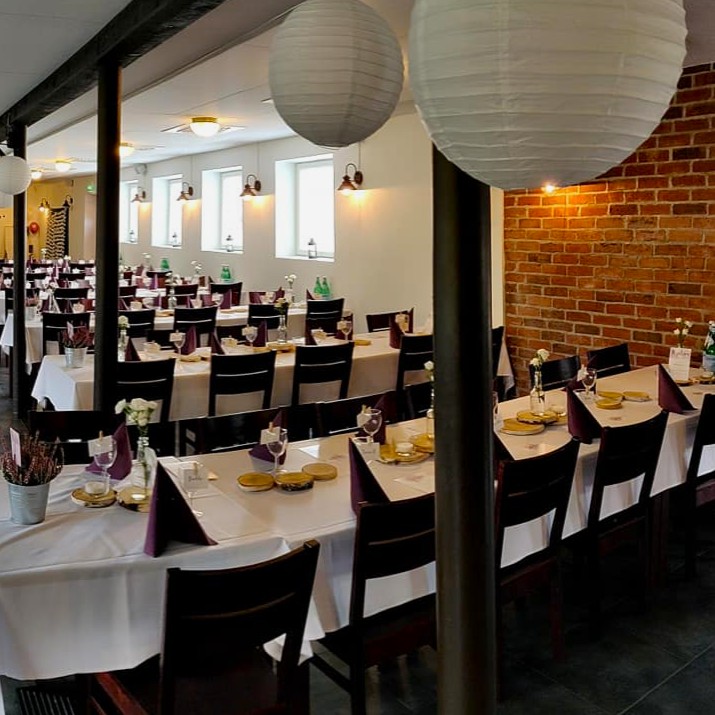 Juhlatila tarjoaa puitteet jopa 180 hengen häihin tai muihin juhliin. Tila sopii myös kokouskäyttöön.