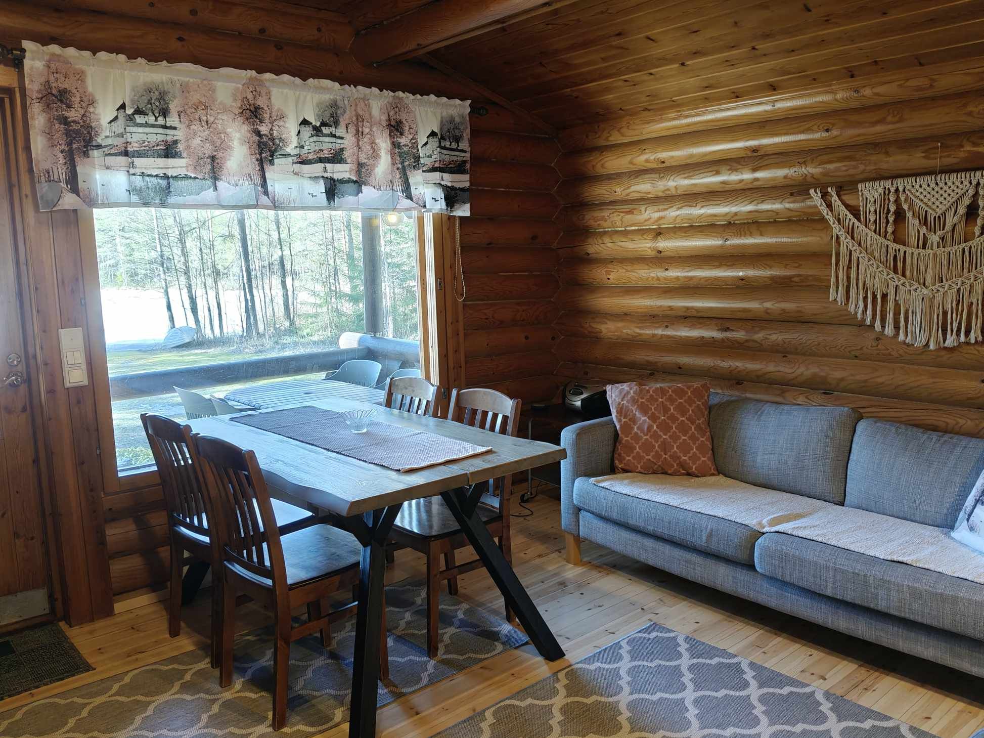 Pikkukilpilampi olohuone 1