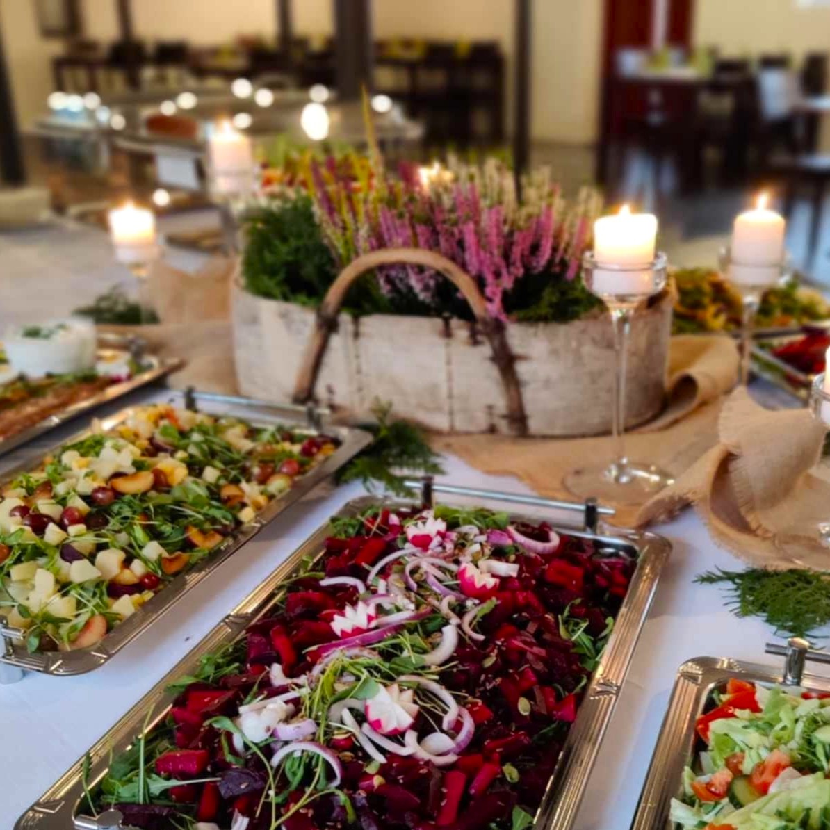 Joulukonsertti Hämeenlinnassa show & dinner tyyliin. Joululounas on katettuna Juhlanavettaan joulukonsertin aluksi