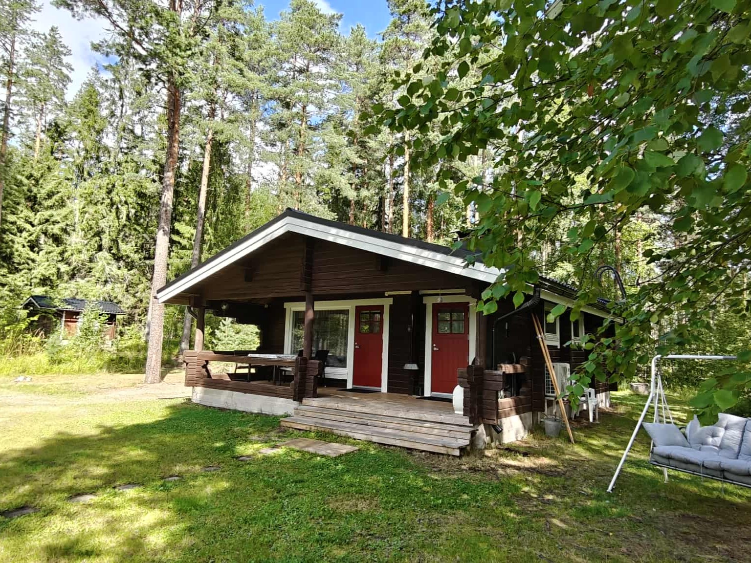 Hautalampi B mökki edestä