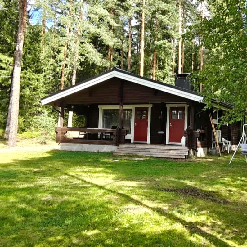 Hautalampi B on vuokramökki Hämeenlinnan Iittalassa. Se sijaitsee kirkasvetisen Hautalammen rannalla.