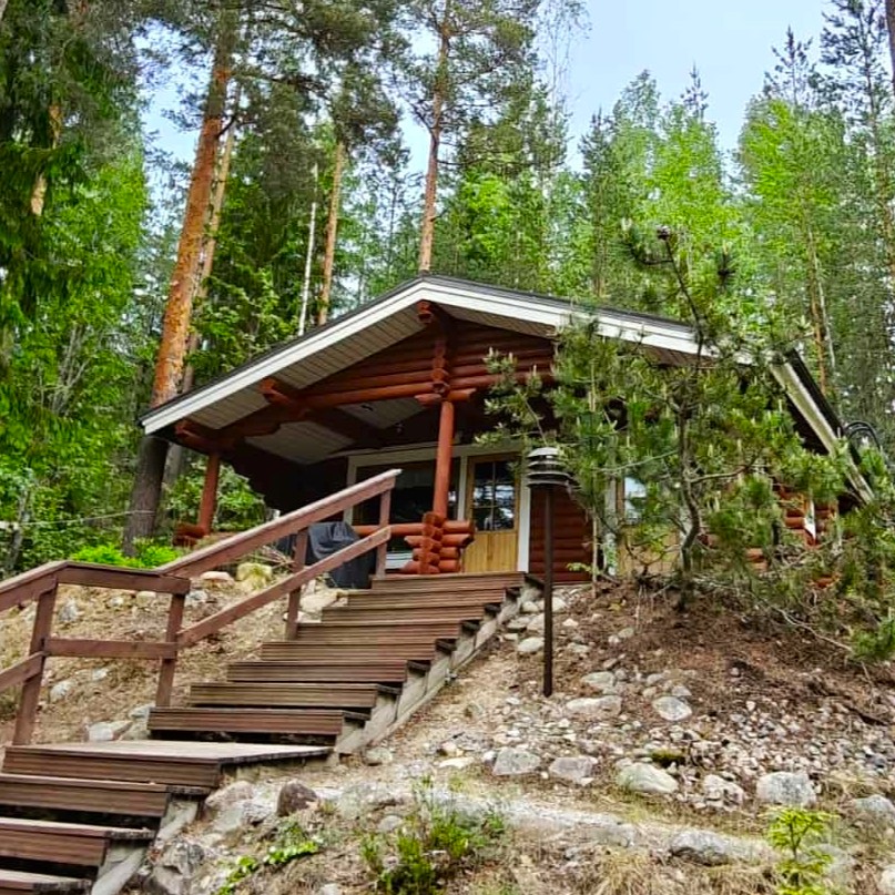 Kaivolampi on mökki Hämeenlinnan maaseudulla, pienen metsälammen rannalla