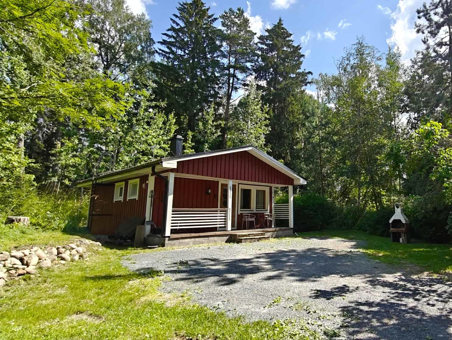 Koivumäki on mökki Könnölän maatilan pihapiirin lähellä